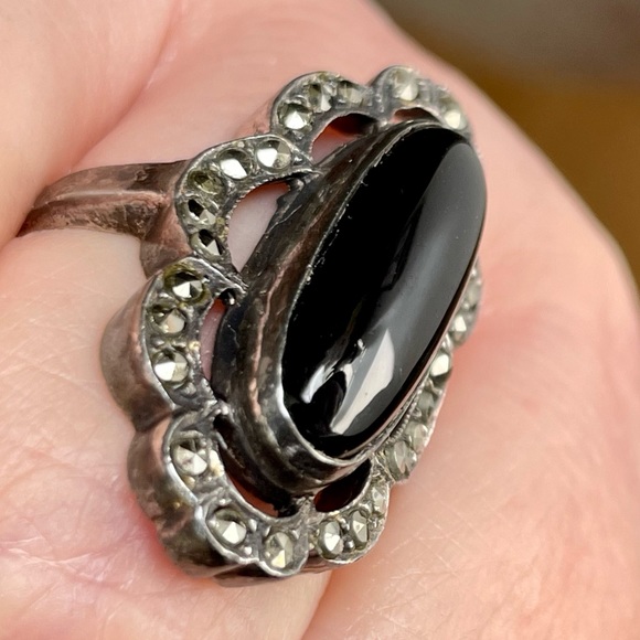 Vintage Sterling and Marcasite Ring with Black Cabachon - Picture 4 of 6